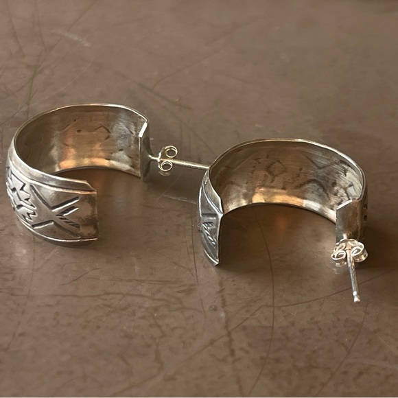 Vintage wide sterling silver carved handmade wide sterling SW hoops - Picture 4 of 4